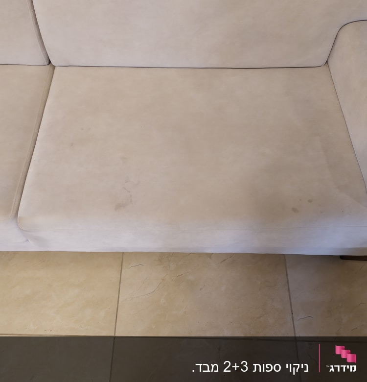 ספה בהירה עם כתמים על המושב